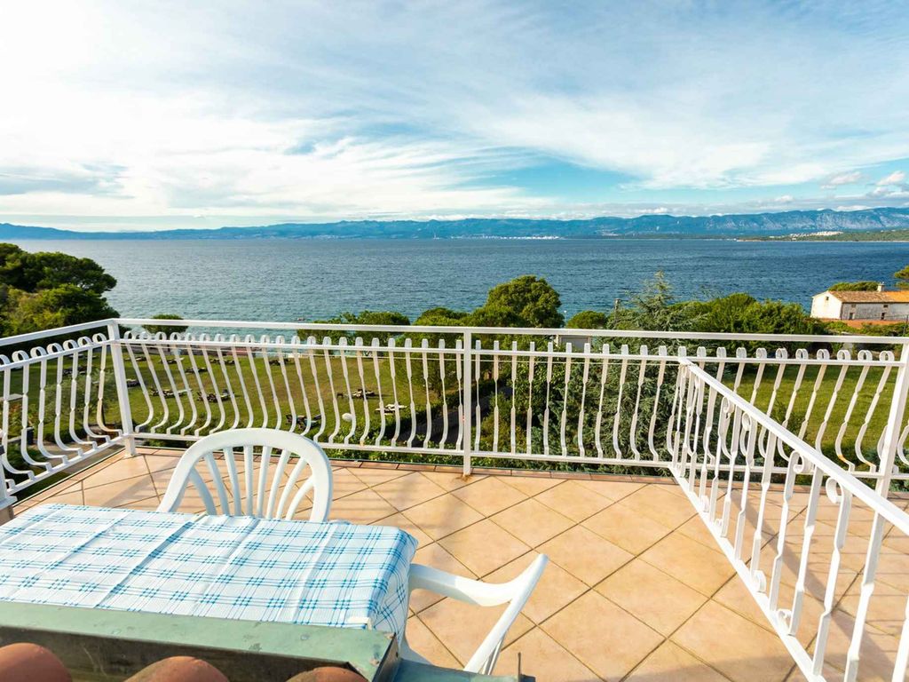 Ferienwohnung Apartment 50m from sea 2 Potkrovlje