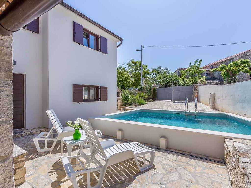 Ferienhaus mit Pool in ruhiger Lage