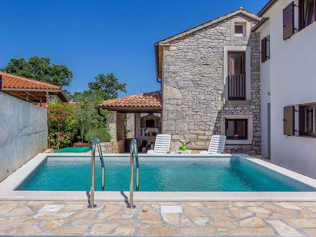 Ferienhaus mit Pool in ruhiger Lage
