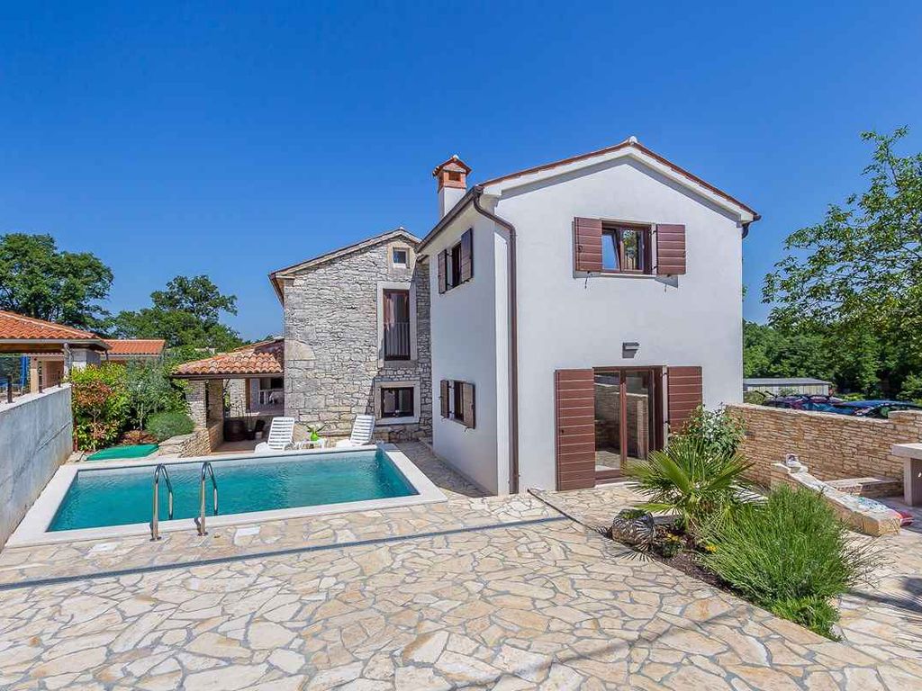 Ferienhaus mit Pool in ruhiger Lage