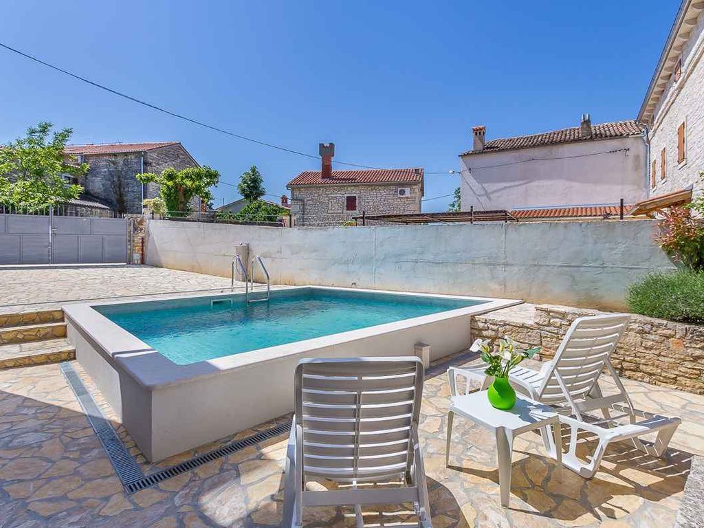 Ferienhaus mit Pool in ruhiger Lage