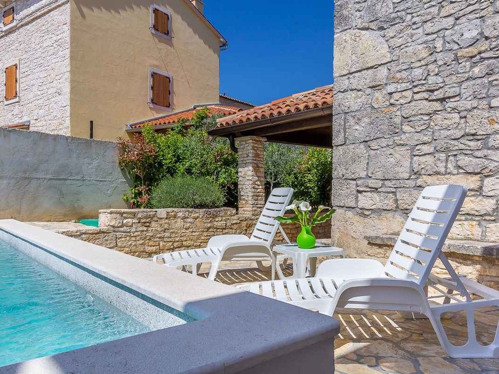 Ferienhaus mit Pool in ruhiger Lage