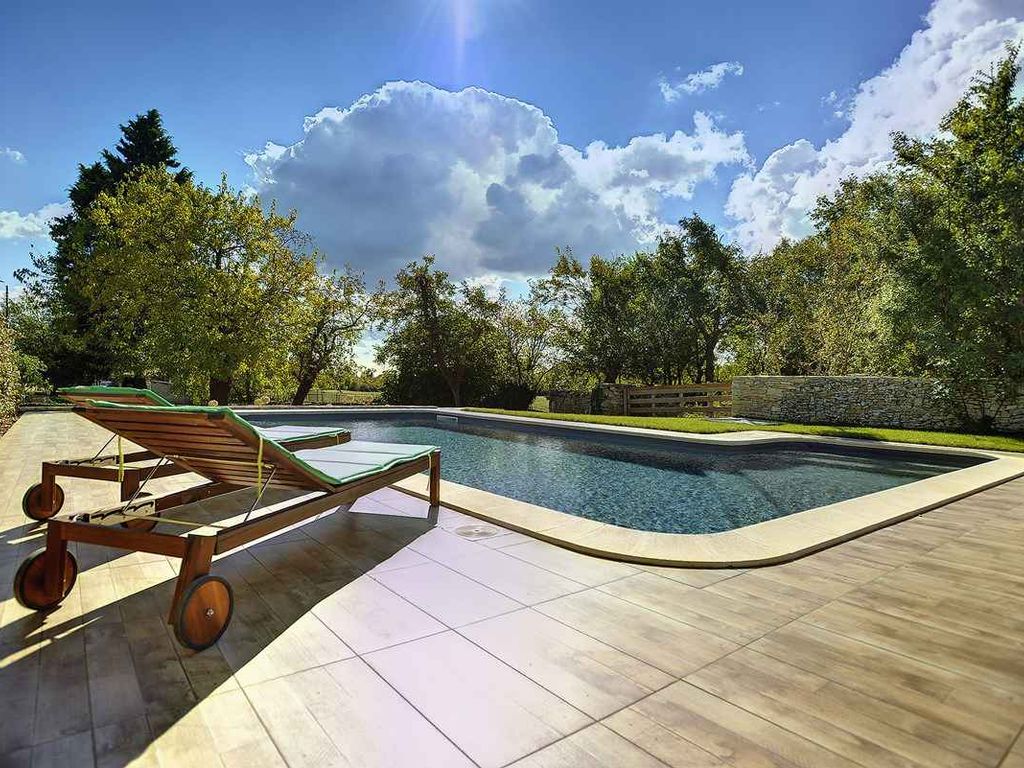Villa mit Garten und Pool