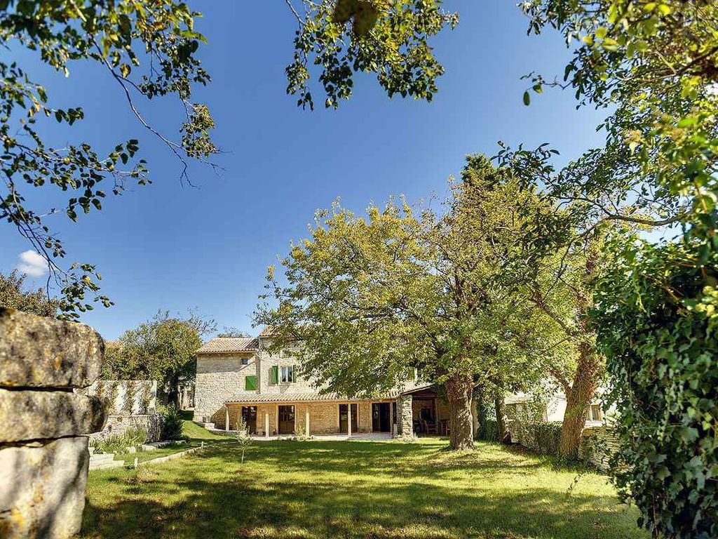 Villa mit Garten und Pool