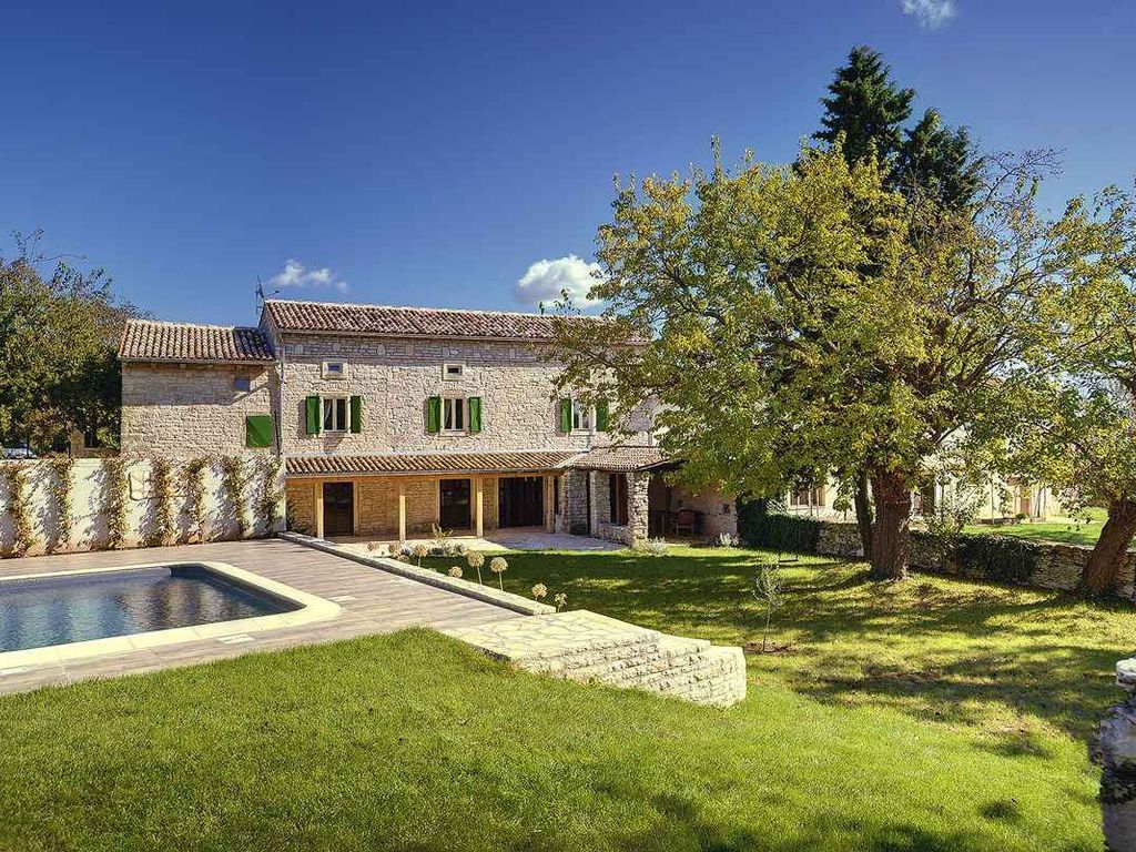 Villa mit Garten und Pool