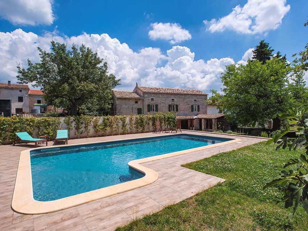 Villa mit Garten und Pool