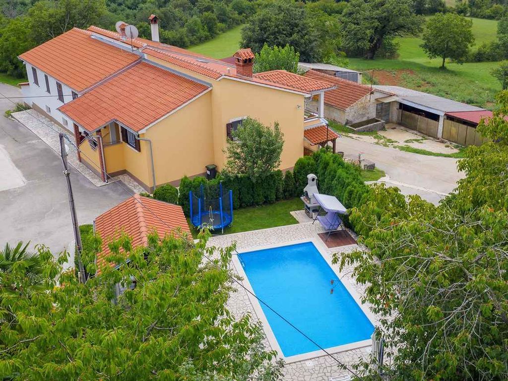 Ferienhaus mit Pool und Klimaanlage