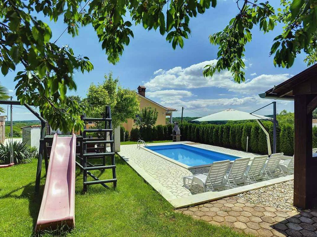 Ferienhaus mit Pool und Klimaanlage