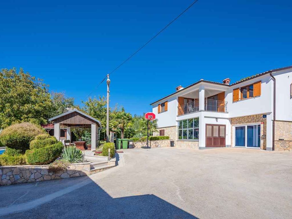 Ferienhaus mit Pool und Klimaanlage