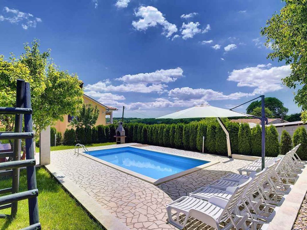 Ferienhaus mit Pool und Klimaanlage