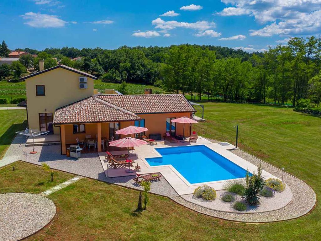 Villa mit Pool und WLAN