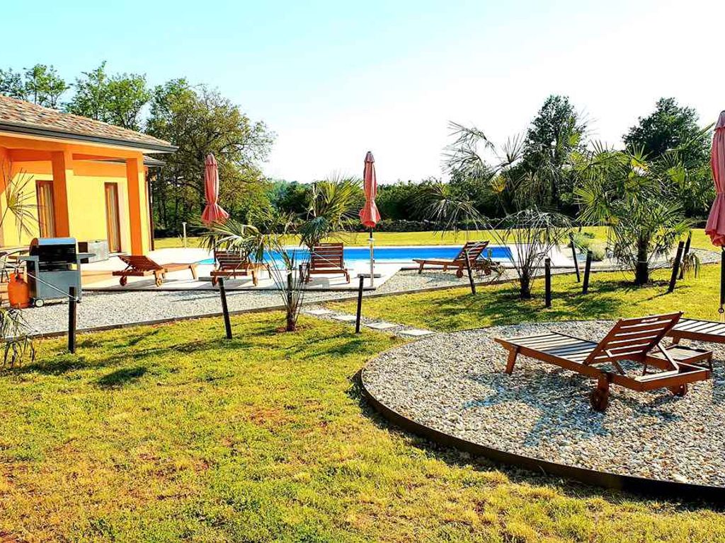 Villa mit Pool und WLAN