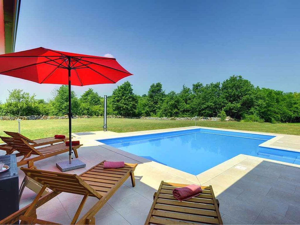 Villa mit Pool und WLAN