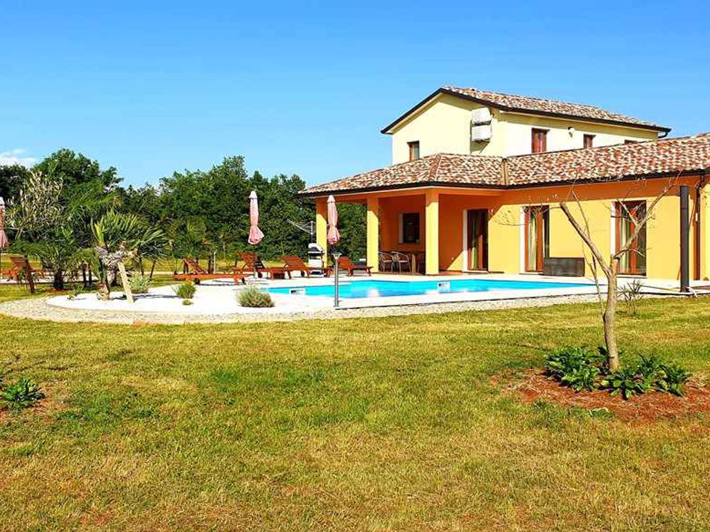 Villa mit Pool und WLAN