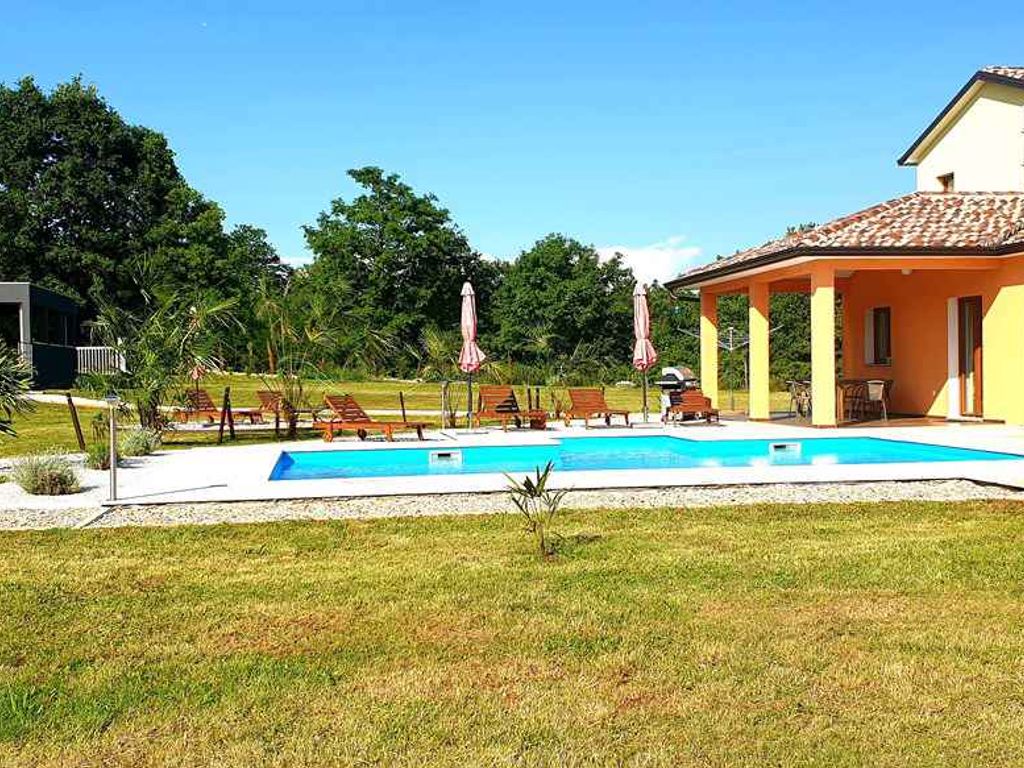 Villa mit Pool und WLAN