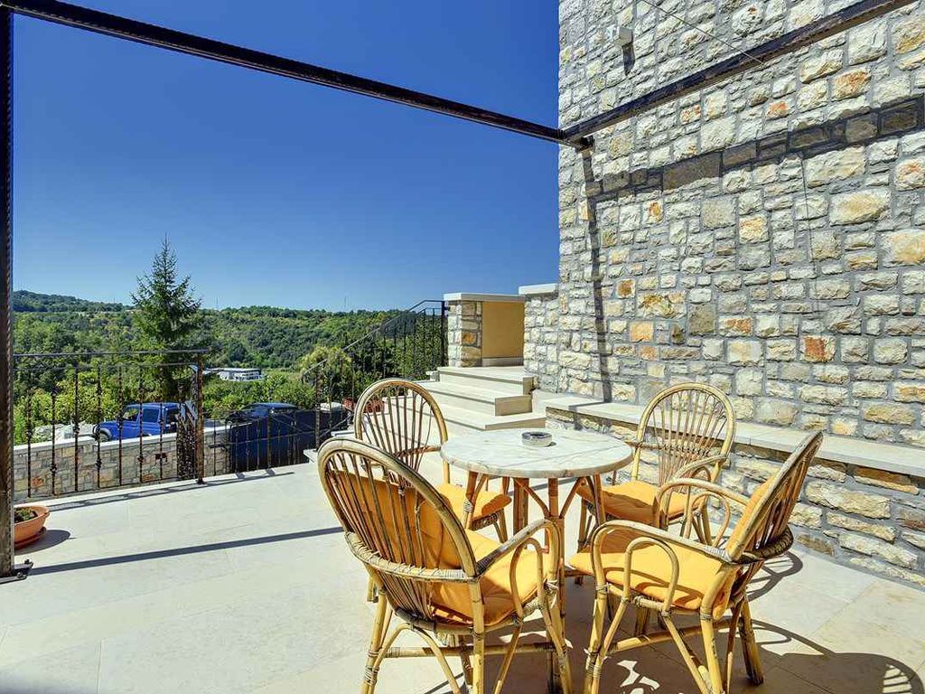 Villa mit Pool und Panoramablick