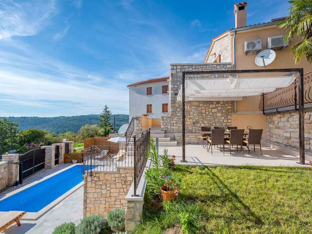 Villa mit Pool und Panoramablick