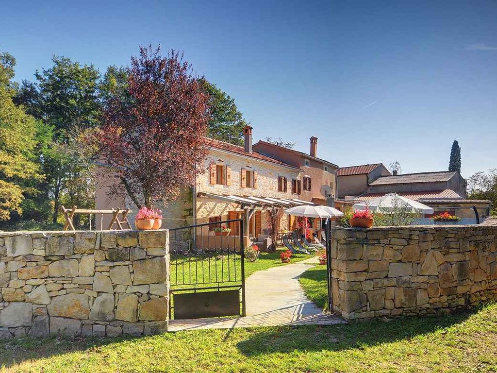 Villa mit Swimmingpool und Kinderspielplatz