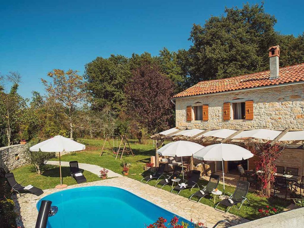 Villa mit Swimmingpool und Kinderspielplatz