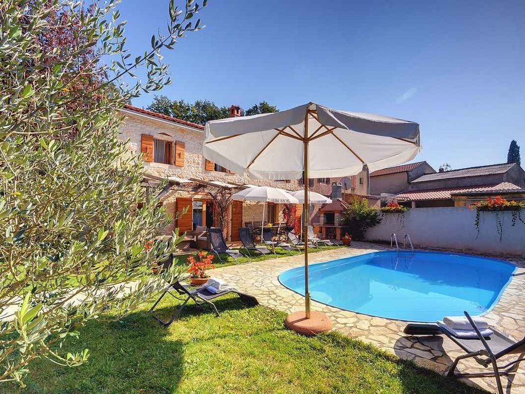 Villa mit Swimmingpool und Kinderspielplatz