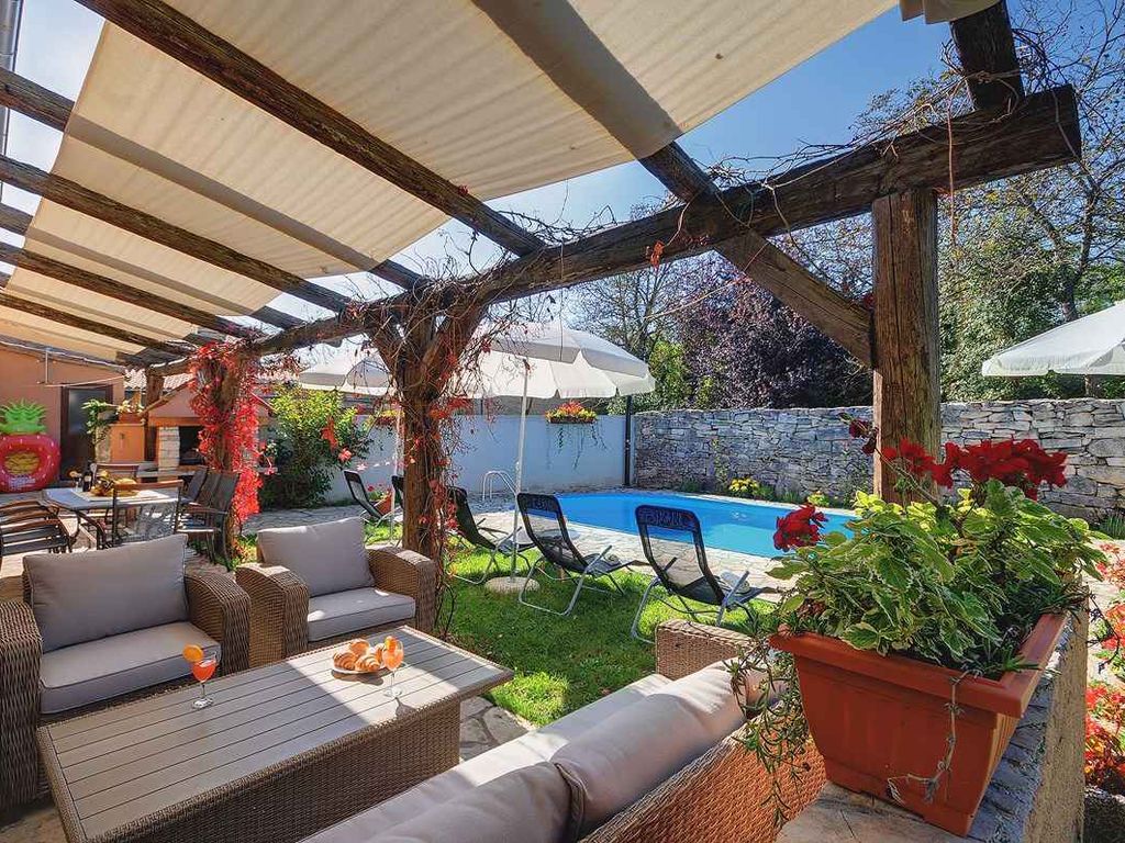 Villa mit Swimmingpool und Kinderspielplatz