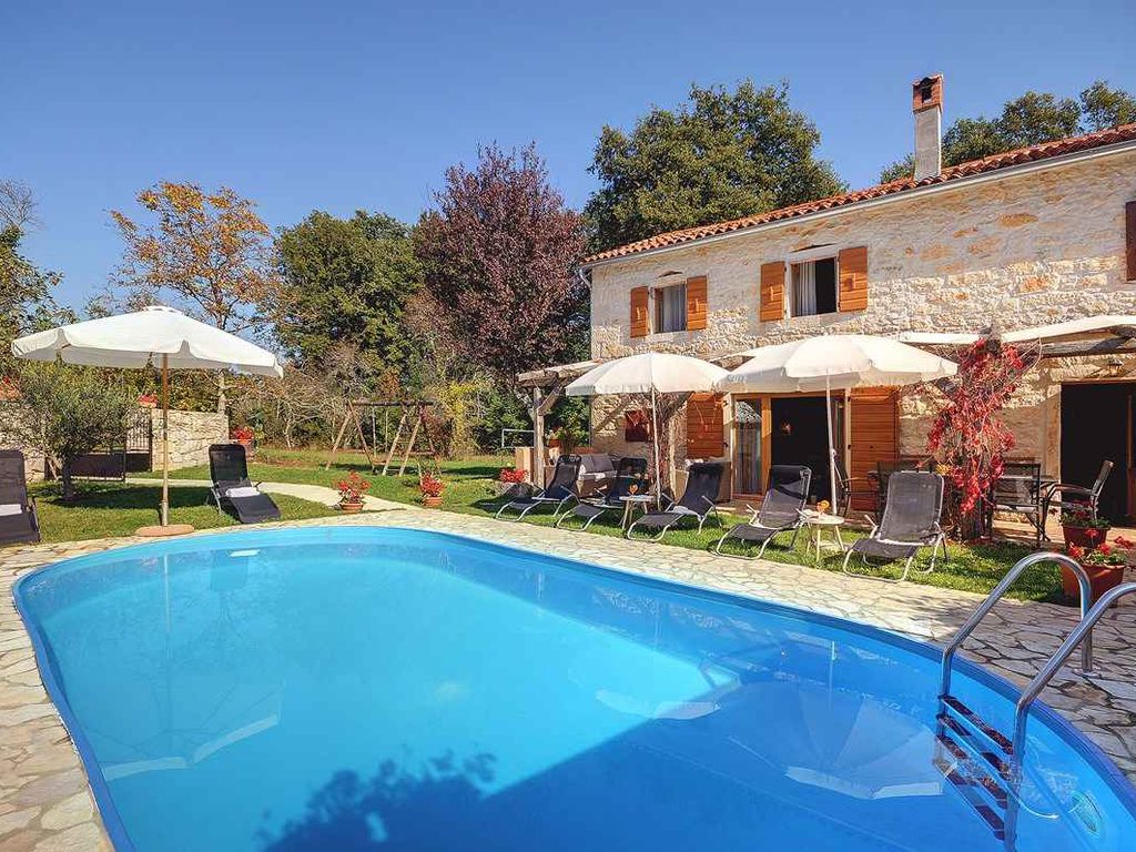Villa mit Swimmingpool und Kinderspielplatz