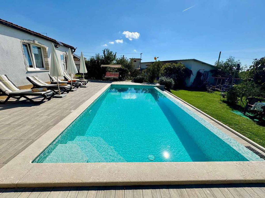Ferienwohnung mit Pool und Spielplatz