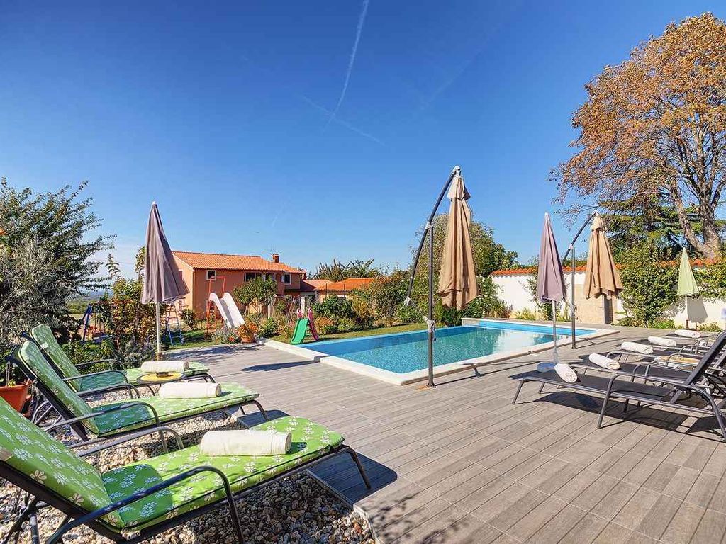 Ferienwohnung mit Pool und Spielplatz