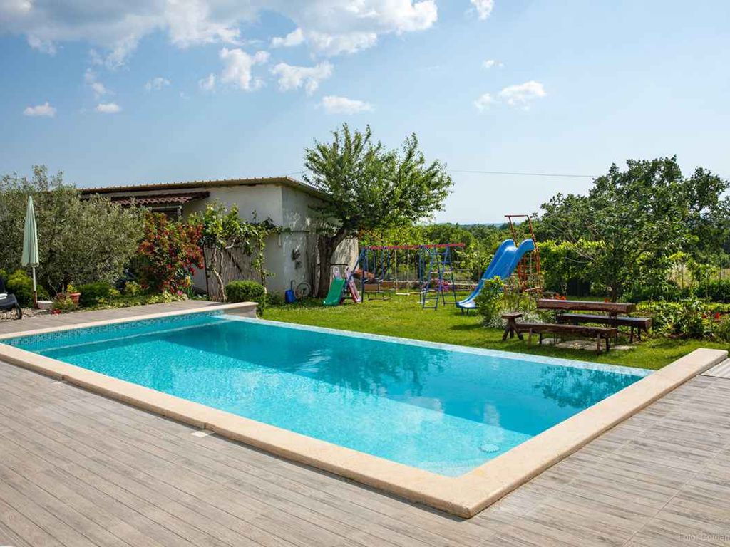 Ferienwohnung mit Pool und Spielplatz