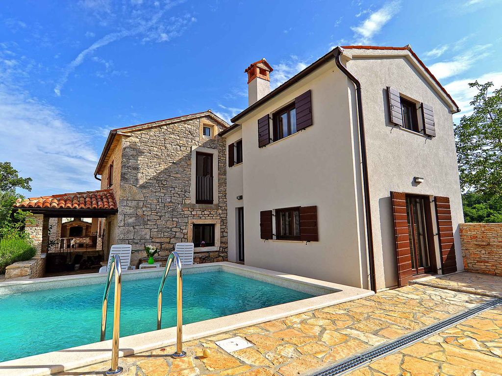 Ferienhaus mit Pool und Klimaanlage