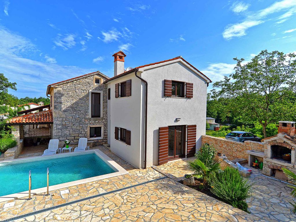 Ferienhaus mit Pool und Klimaanlage