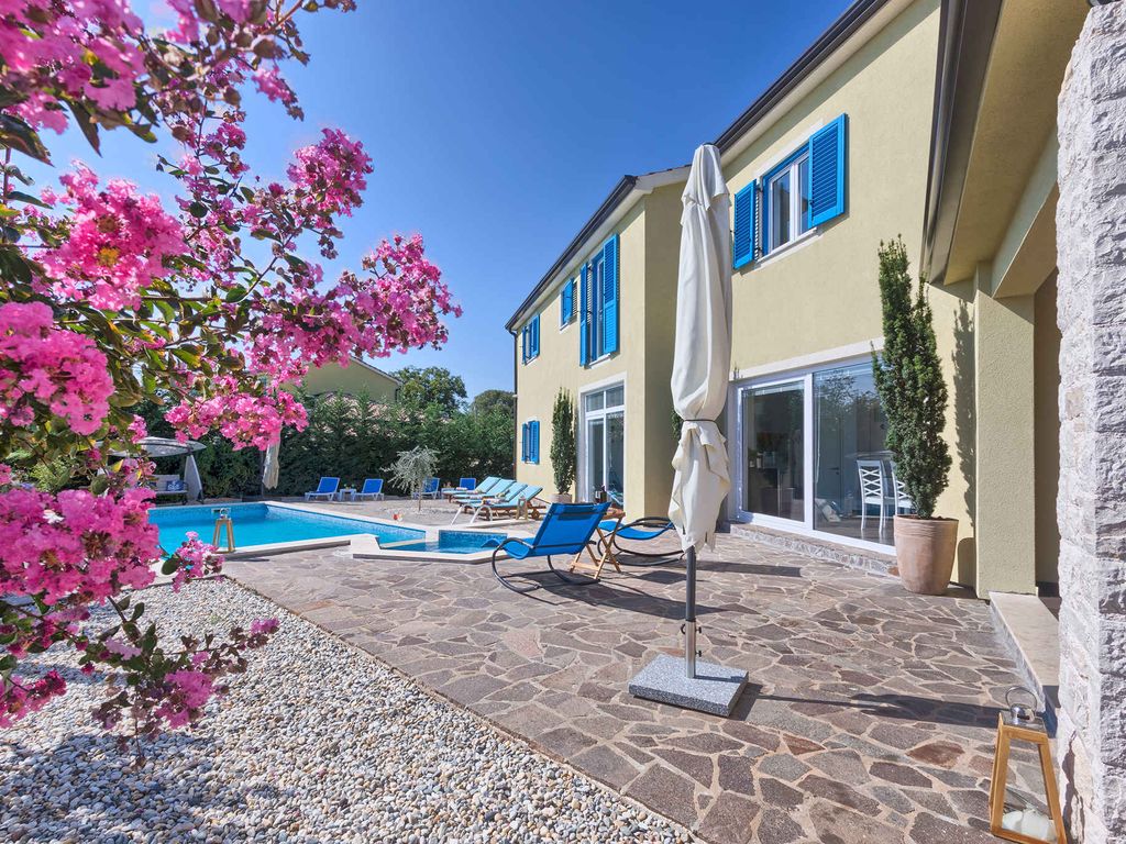 Villa mit Pool und Klimaanlage