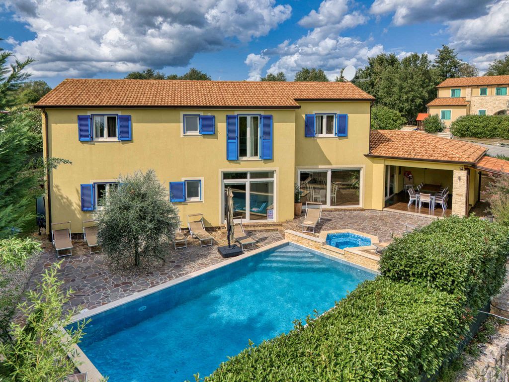 Villa mit Pool und Klimaanlage
