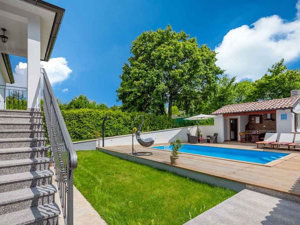 Villa mit Swimmingpool und Gartenküche