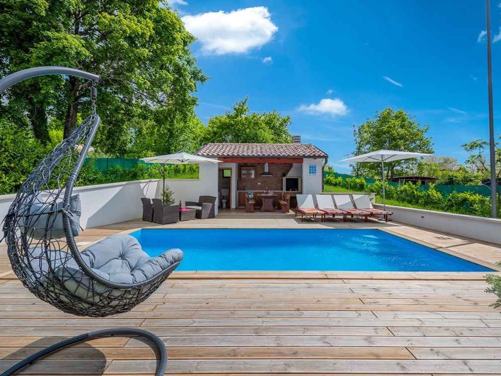 Villa mit Swimmingpool und Gartenküche