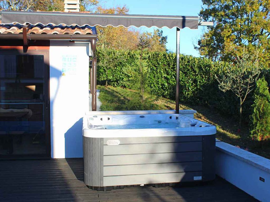 Villa mit Swimmingpool und Gartenküche