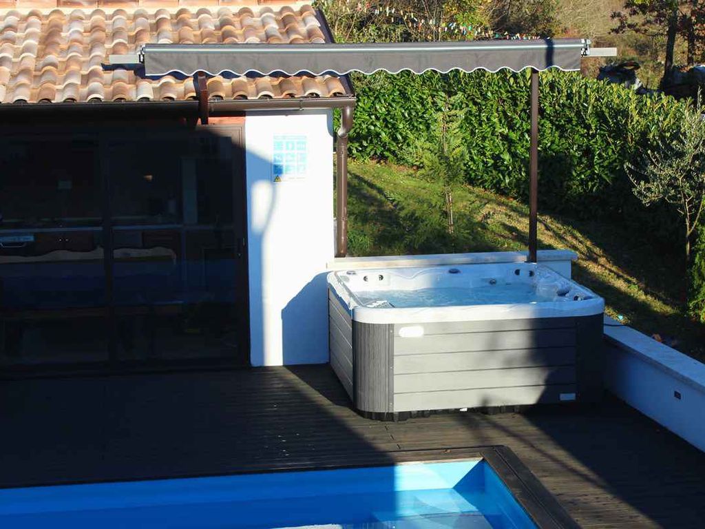 Villa mit Swimmingpool und Gartenküche