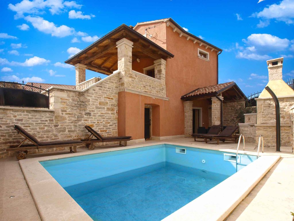 Ferienhaus mit Swimmingpool und Grill