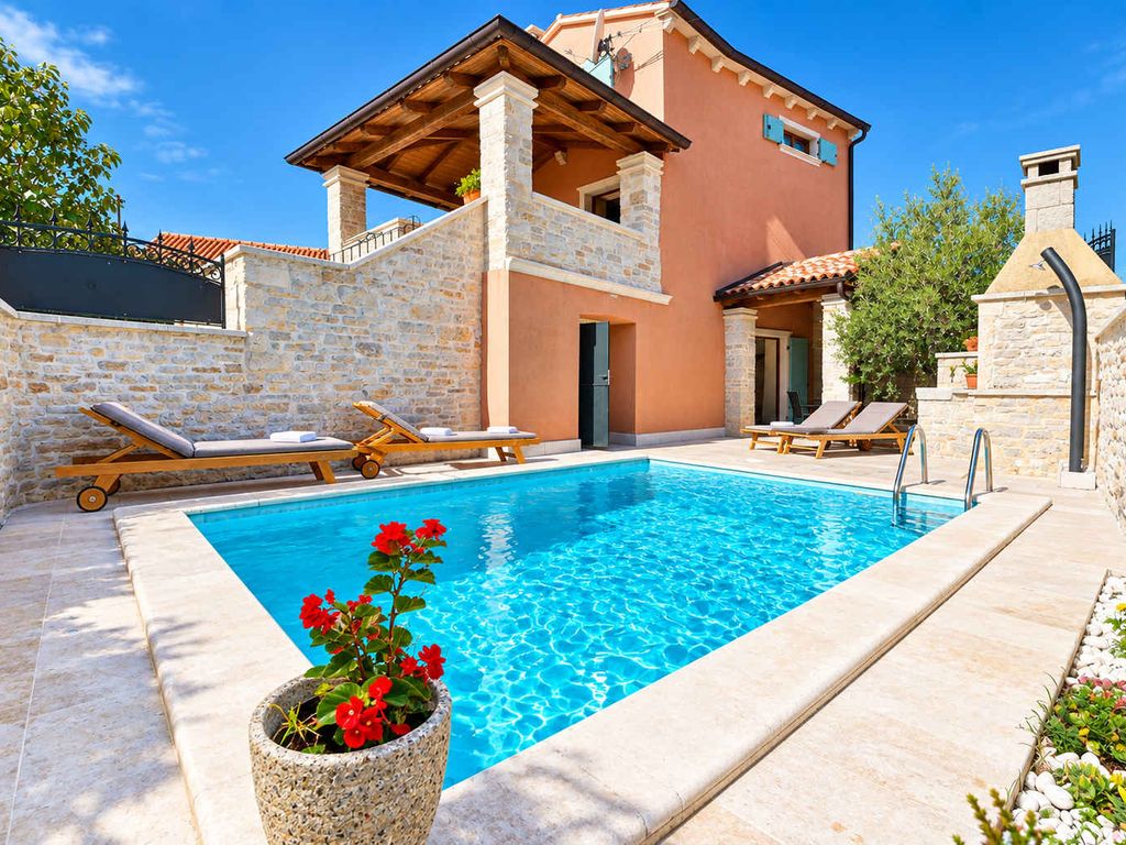 Ferienhaus mit Swimmingpool und Grill
