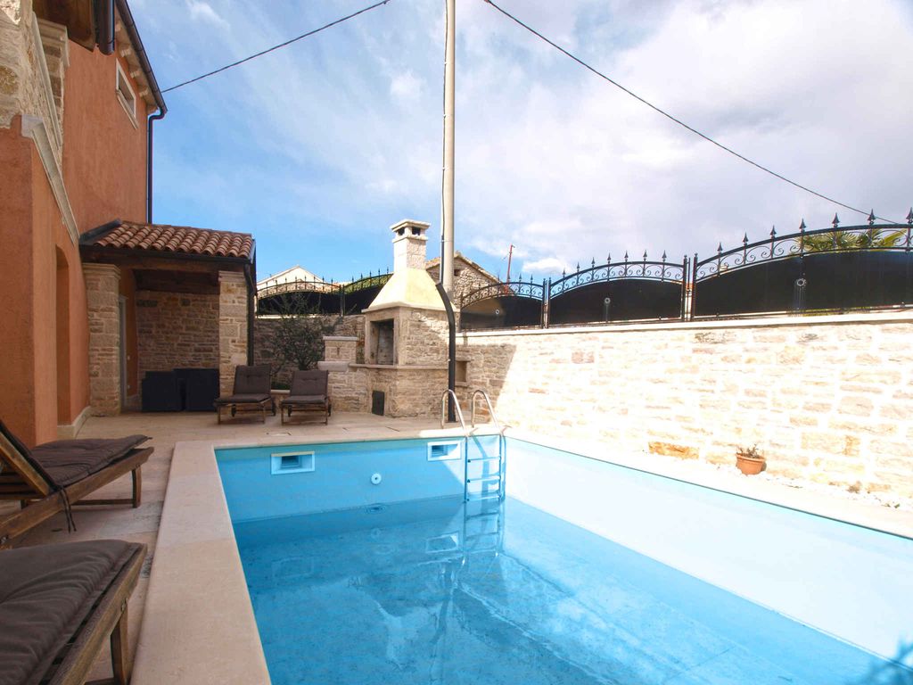 Ferienhaus mit Swimmingpool und Grill