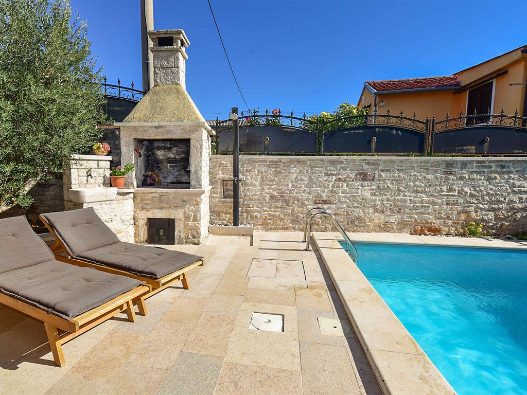 Ferienhaus mit Swimmingpool und Grill