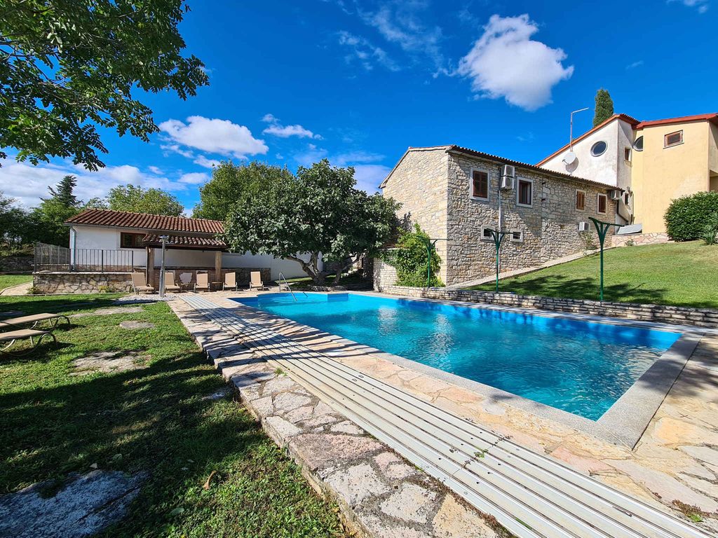 Ferienhaus mir Aussenpool und WLan