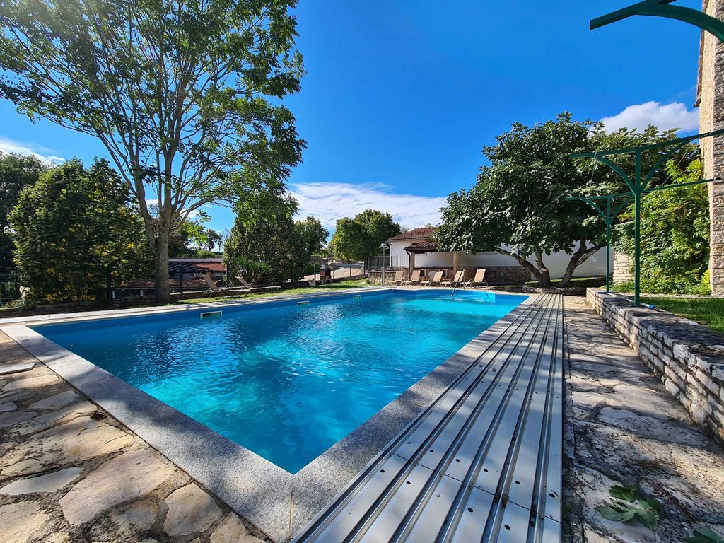 Ferienhaus mir Aussenpool und WLan