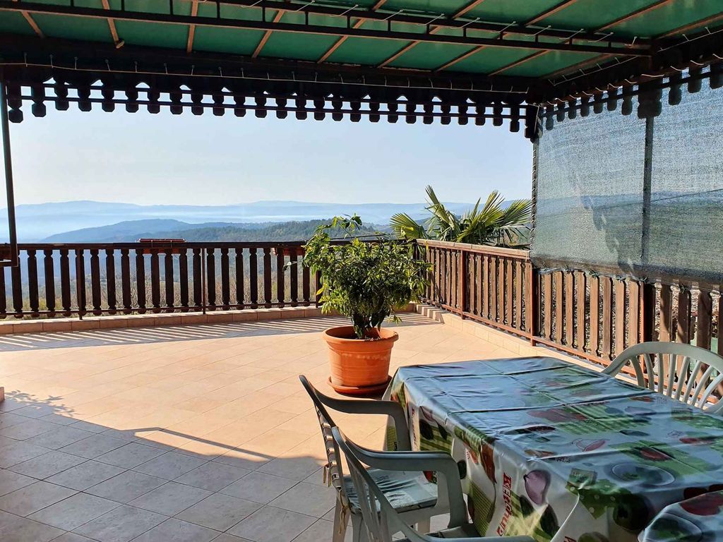 Ferienwohnung mit Panoramablick und Grill auf der Terrasse