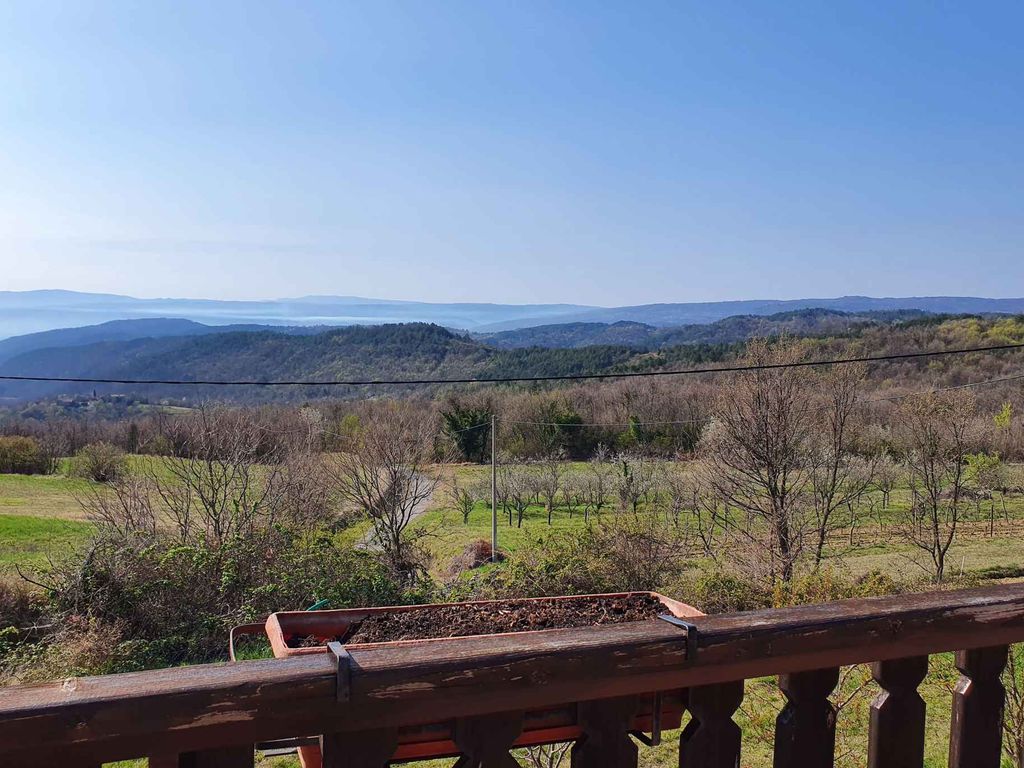 Ferienwohnung mit Panoramablick und Grill auf der Terrasse