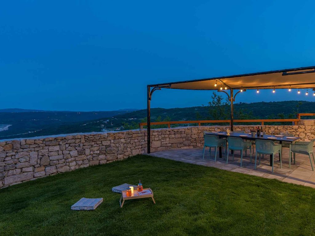 Villa mit Dachpool, Sauna und Garten in idyllischer Lage