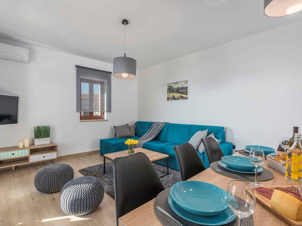 Villa mit Dachpool, Sauna und Garten in idyllischer Lage
