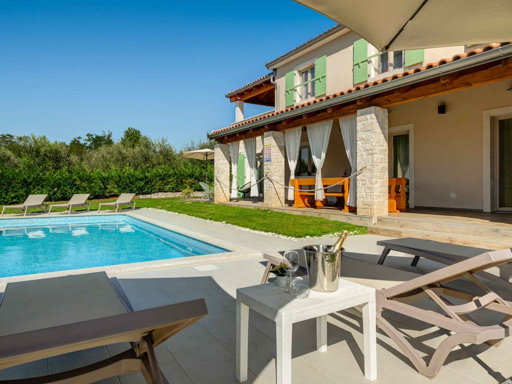 Villa mit Pool und Klimaanlage