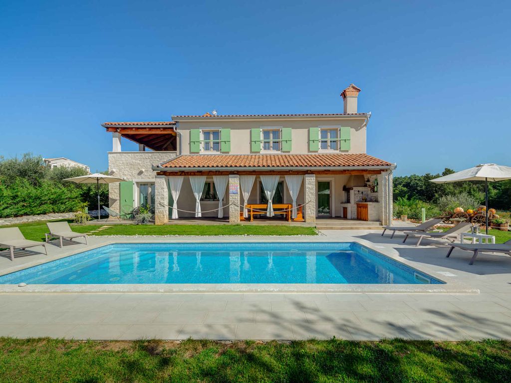 Villa mit Pool und Klimaanlage