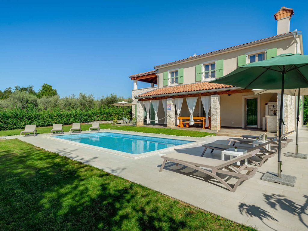 Villa mit Pool und Klimaanlage